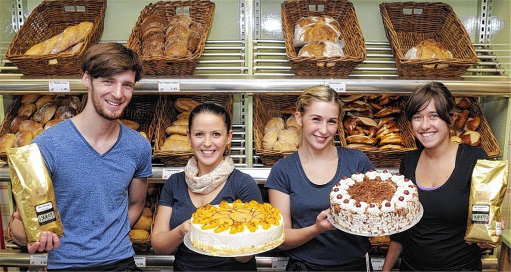 Das „Geschmacksmeile“-Team mit Jonathan Thum, Marie Denise Teixeira, Janine Teixeira und Katharina Giereth (v. li.) bietet mehr als leckere Torten, Backwaren und Kaffee. Foto: Fotomoment