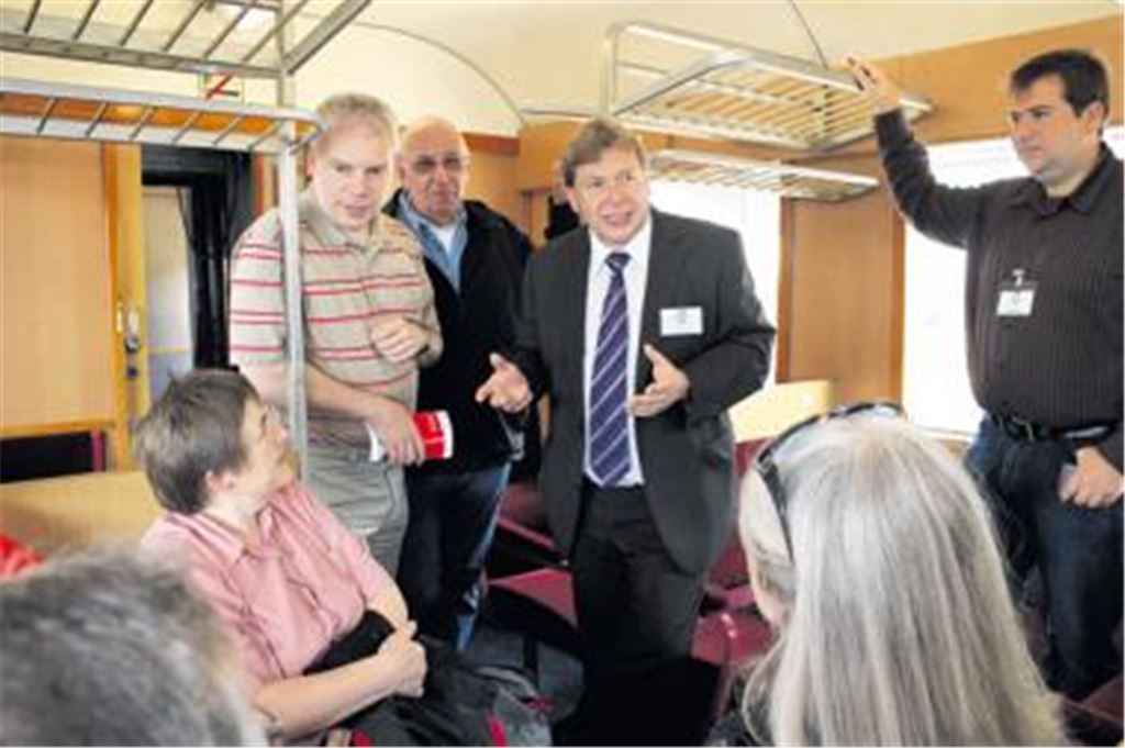 Das Gespräch mit Fahrgästen suchten gestern Matthias Lieb, Landesvorsitzender des Verkehrsclubs Deutschland ( 2. von li.), Dieter Zaudtke (Pro Bahn), VPE-Geschäftsführer Axel Hofsäß und Bernd Zechiel, der beim VPE für die Planung zuständig ist, im Ausflugszug nach Maulbronn. Foto: Ochs 