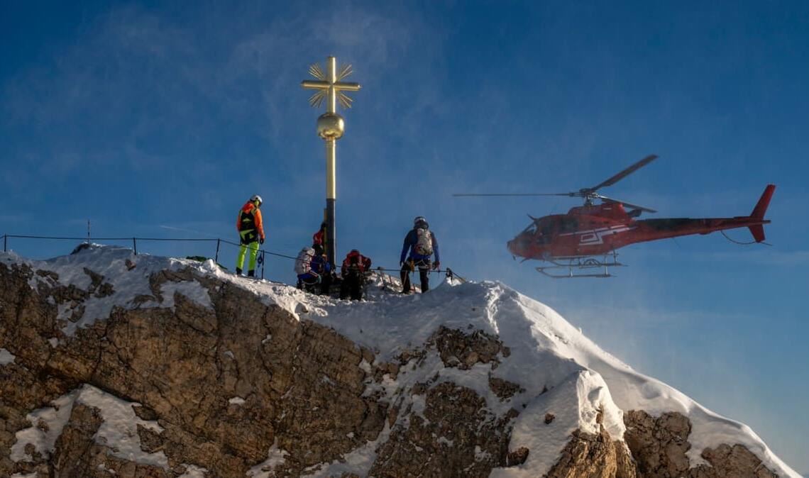 Das Gipfelkreuz auf der Zugspitze wurde renoviert und Ende August wieder aufgestellt.