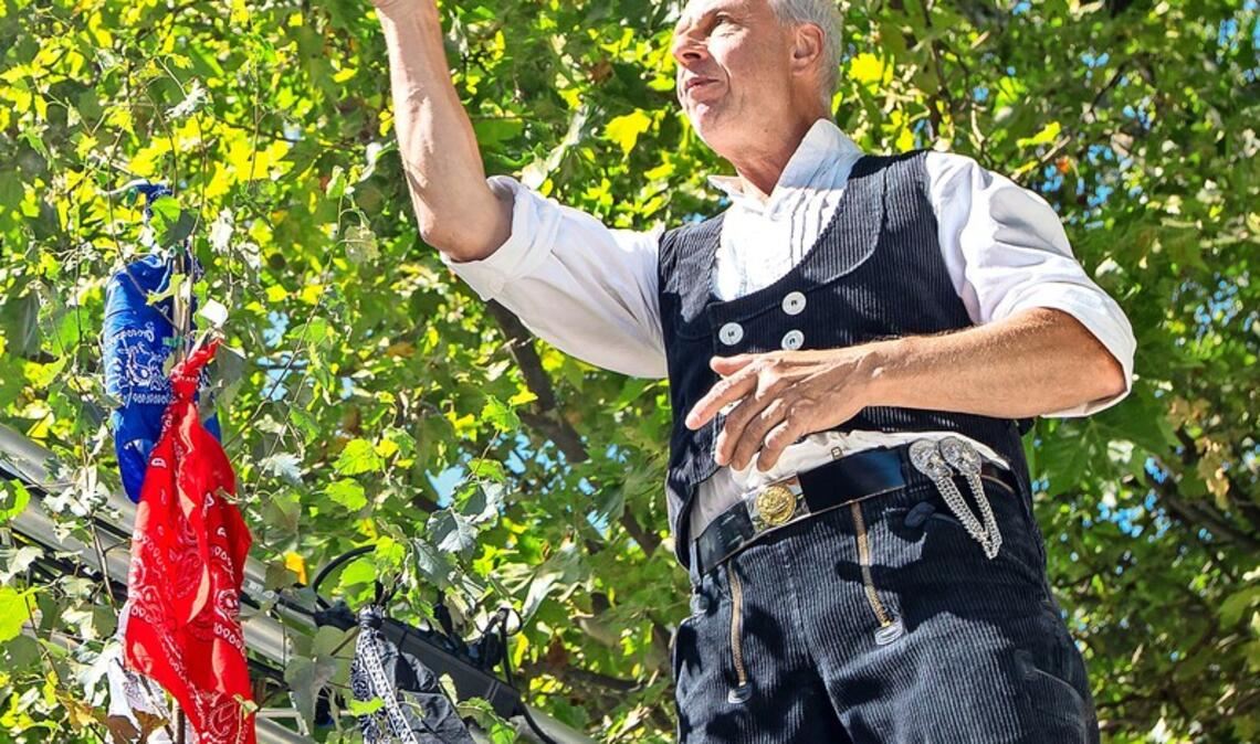 Weindorf öffnet am Donnerstag Das Glas fliegt: Tino Pietrobelli hat seinen Richtspruch beendet.