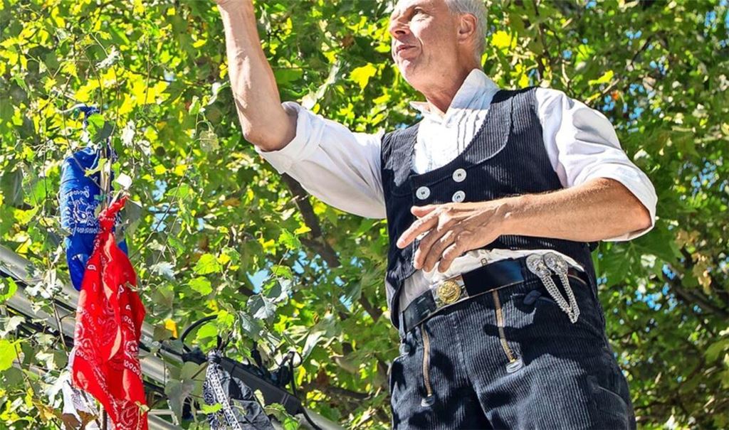Das Glas fliegt: Tino Pietrobelli hat seinen Richtspruch beendet.