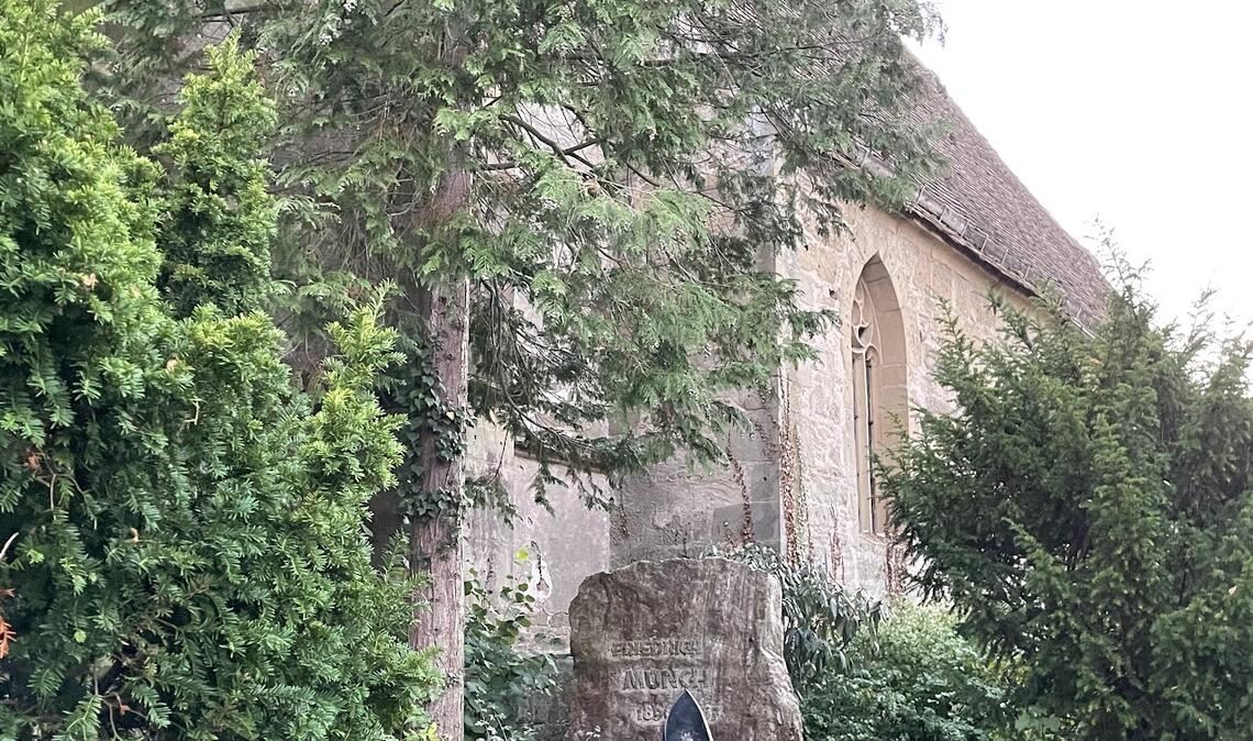 Das Grab des Fabrikanten und Ehrenbürgers Friedrich Münch (li.) und jenes von Otto Schneider aus der Lienzinger Brauereifamilie sind nicht nur optisch bemerkenswert, sondern haben auch einen Bezug zur Ortsgeschichte. Bereits unter Denkmalschutz steht der Friedhof an der Andreaskirche in Dürrmenz (re.). Fotos: Stadt Mühlacker, Archiv