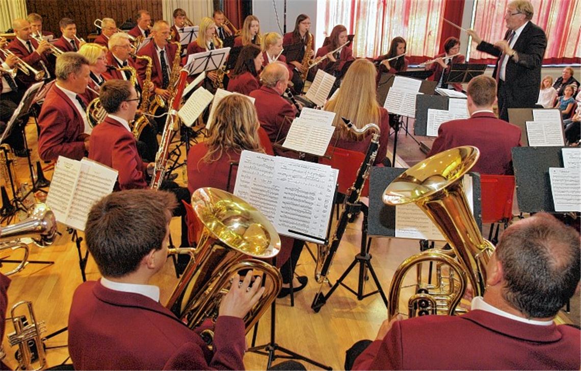 Das Große Blasorchester (Dirigent: Horst Bartmann) gratuliert zum Ehrentag der Mütter. Foto: Appich
