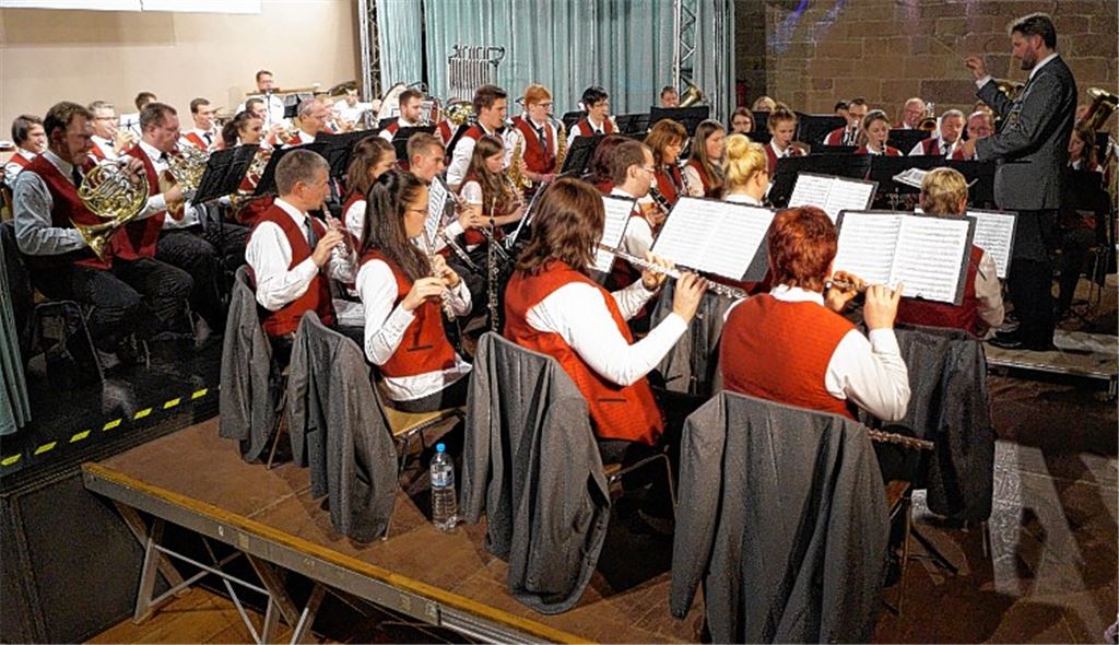 Das Große Blasorchester der Stadtkapelle Maulbronn beim Herbstkonzert in der Stadthalle. Bild rechts: Professor Günter Pfitzenmaier.