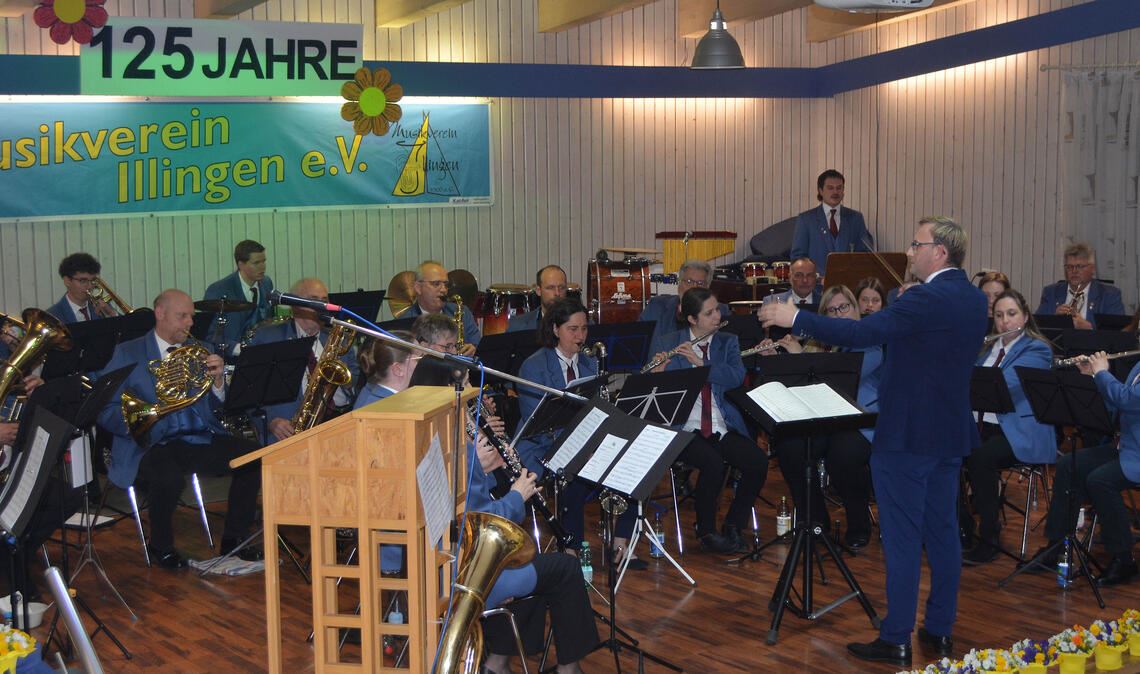 Das Große Blasorchester des Musikvereins Illingen spielt unter der Leitung von Christian Werner. Fotos: Stahlfeld