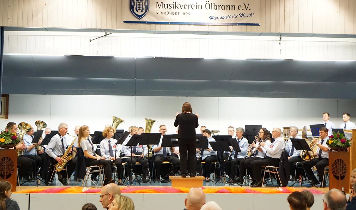 Jahreskonzert: Musikalisch ist Ölbronn am Puls der Zeit Das Große Blasorchester des Musikvereins Ölbronn zeigt sich bei der Jahresfeier mit seiner Dirigentin Cornelia Schmid in höchster Spiellaune. Fotos: Dr. Bastian