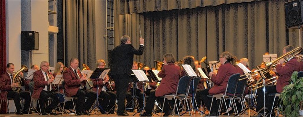 Das Große Blasorchester unter der Leitung von Musikdirektor Horst Bartmann unterhält die Besucher mit anspruchsvollen Stücken.