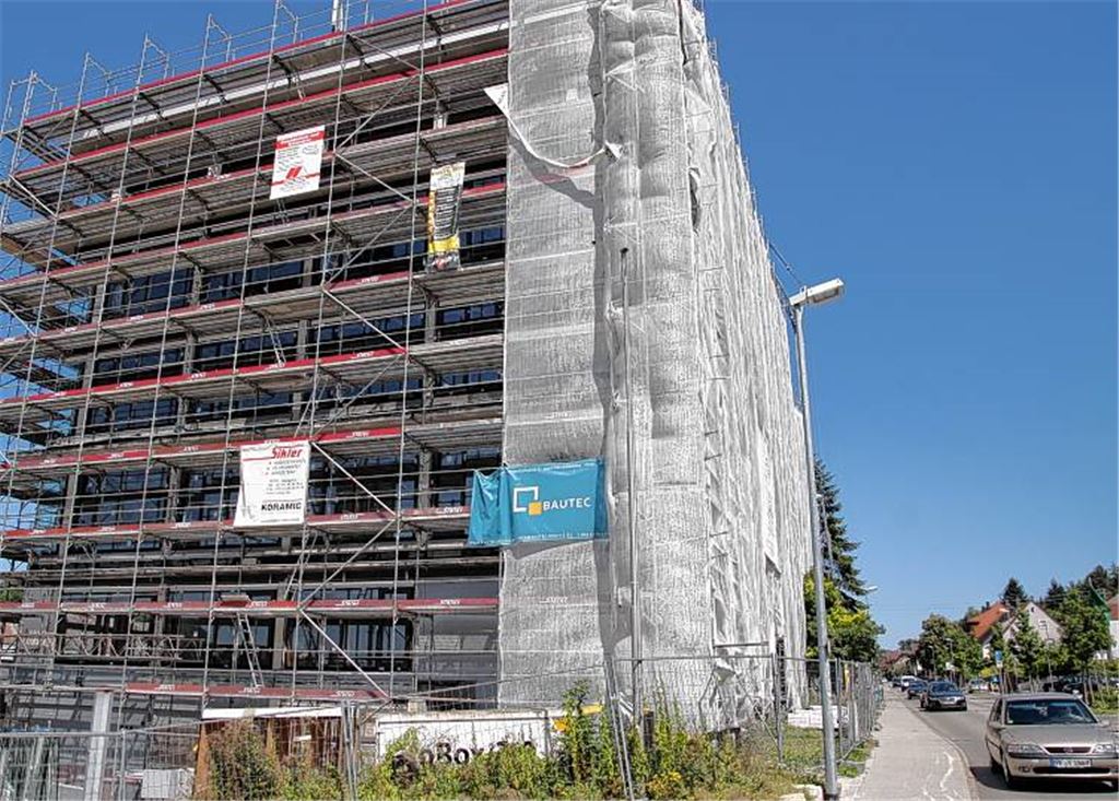 Das Grundbuchamt an der Frankfurter Straße nimmt Gestalt an. Am Bürogebäude laufen die Arbeiten auf Hochtouren. Die Baumaßnahme ist mit fünf Millionen Euro gedeckelt.