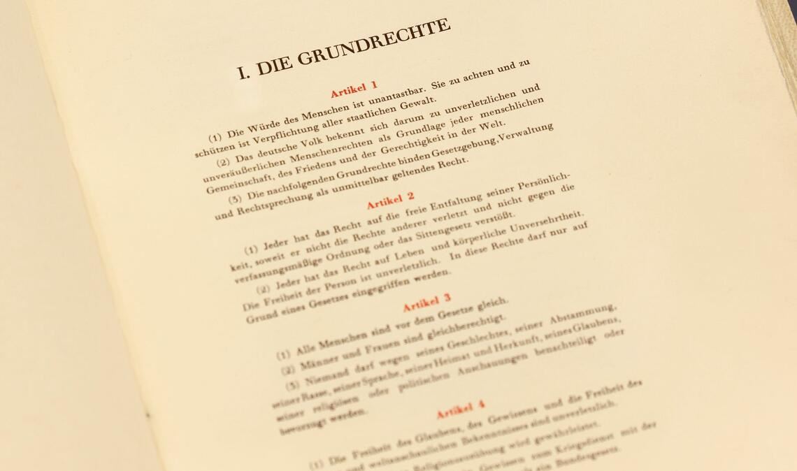Das Grundgesetz mit seinen verbrieften Rechten ist aus Sicht von Bundespräsident Steinmeier ein Grund zum Feiern. (Archivbild)