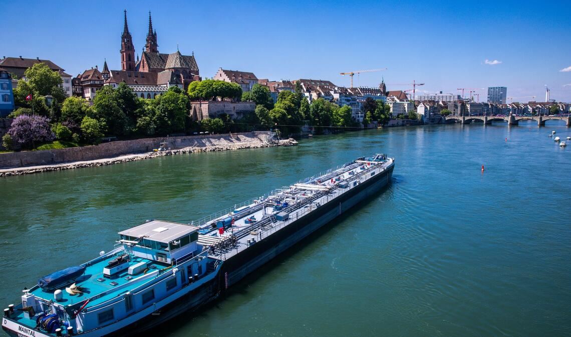 Das Grundwasser entlang des Oberrheins ist nach einer Studie erheblich mit Schadstoffen belastet (Archivbild).