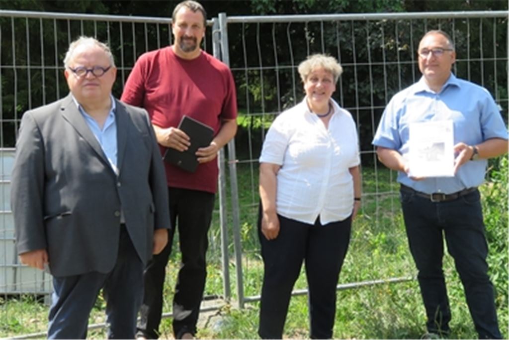 Das Häuschen Friedenstraße 26/1 steht nicht mehr. Daran, dass seine Geschichte erforscht und für die Nachwelt festgehalten wurde, haben Stadtrat Günter Bächle (v.li.), der Bauhistoriker Tilmann Marstaller, Stadtarchivarin Marlis Lippik und die Stadt Mühlacker, hier vertreten durch den Leiter des Amtes für Gebäude- und Grundstücksmanagement, Konrad Teufel, ihren Anteil. Unten Bilder aus der Dokumentation, die Marstaller über das zuletzt nicht mehr bewohnbare Haus erstellt hat. Fotos: Becker, privat