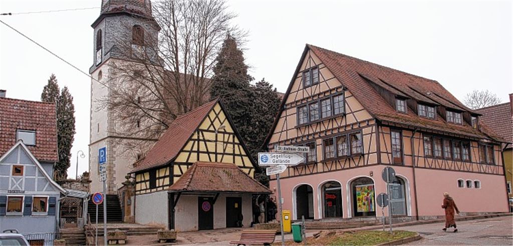 Das Häuschen unterhalb der Kirche (Bildmitte) muss weichen, was bei der Bevölkerung in Dürrmenz offenbar nicht nur auf Zustimmung stößt. 