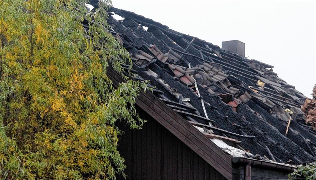 Das Haus „Im Kazenloch“ ist nach dem Brand in der Nacht zum Dienstag zumindest vorübergehend unbewohnbar.
