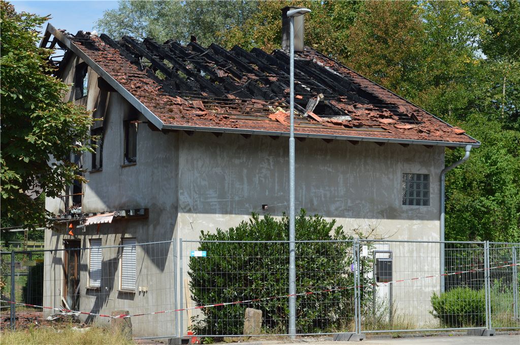 Das Haus, in dem Flüchtlinge in Remchingen untergebracht werden sollten, ist nach dem Brandanschlag nur noch eine Ruine. Foto: Nill