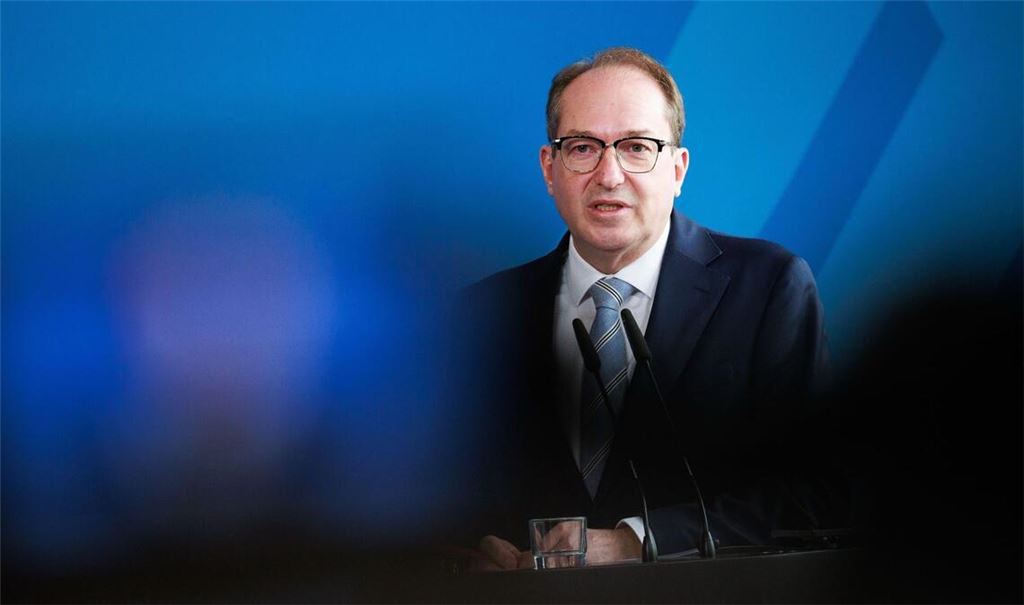 Das Haus von Bundesinnenminister Alexander Dobrindt (CSU) hat das Thema Beamtenbesoldung federführend zu verantworten.