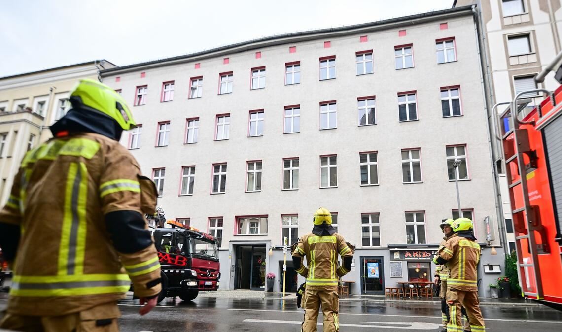 Haus wird geräumt – Einsturzgefahr Das Haus wurde wegen Einsturzgefahr geräumt.