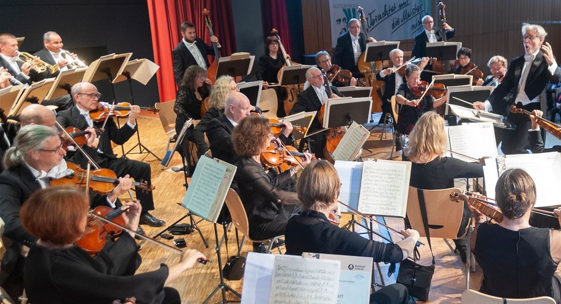 Das Heilbronner Sinfonie Orchester unter der Leitung von Alois Seidlmeier (Bild li.) mit den Solisten Sopranistin Raffaela Lintl, Tenor Ilker Arcayürek und Bassist Wilhelm Schwinghammer (kl. Bild oben re.) treten bei der Glottlob-Frick-Gala in der Ötisheimer Erlentalhalle vor knapp 600 Zuhörern auf.Fotos: Fotomoment