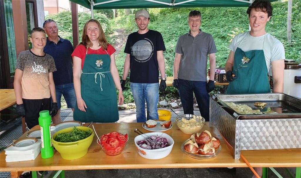 Das Helfer-Team freut sich auf viele hungrige Besucher.Foto: Schröder