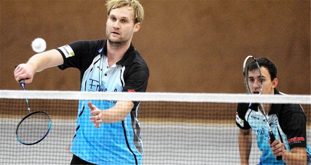 Das Herrendoppel mit Matthias Munzig (li.) und Julian Bopp, hier bei einem Match im November 2013, holt im Kellerduell beim TV Altenstadt den Ehrenpunkt für den SV Illingen. Foto: Fotomoment
