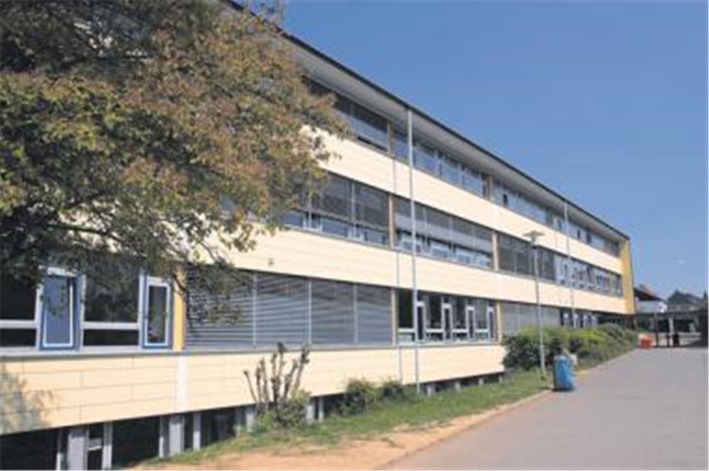 Das Herrichten von Gebäuden  unser Bild zeigt die Mörike-Realschule  kostet die Stadt viel Geld. Doch auf etliche Ausgaben, etwa für den Brandschutz, kann nicht verzichtet werden. Foto: Franz