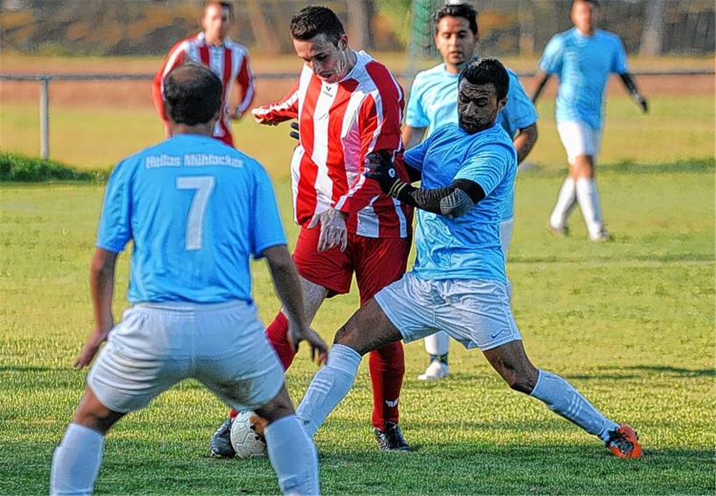 Das Hinspiel endete ohne Tore. Nun treffen sich Hellas (in Blau) und Türkischer SV Mühlacker an gleicher Stelle wieder. Archivfoto: Fotomoment