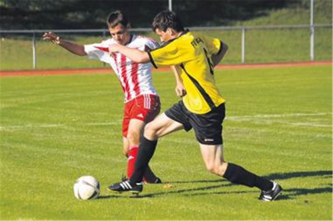 Das Hinspiel zwischen Maulbronn (rot) und Lienzingen endete 1:1, ehe die Spruchkammer dem TSV das Unentschieden aberkannte. Am kommenden Sonntag (15 Uhr) treffen die beiden Nachbarn zum Rückspiel in Lienzingen aufeinander. Archivfoto: Fotomoment