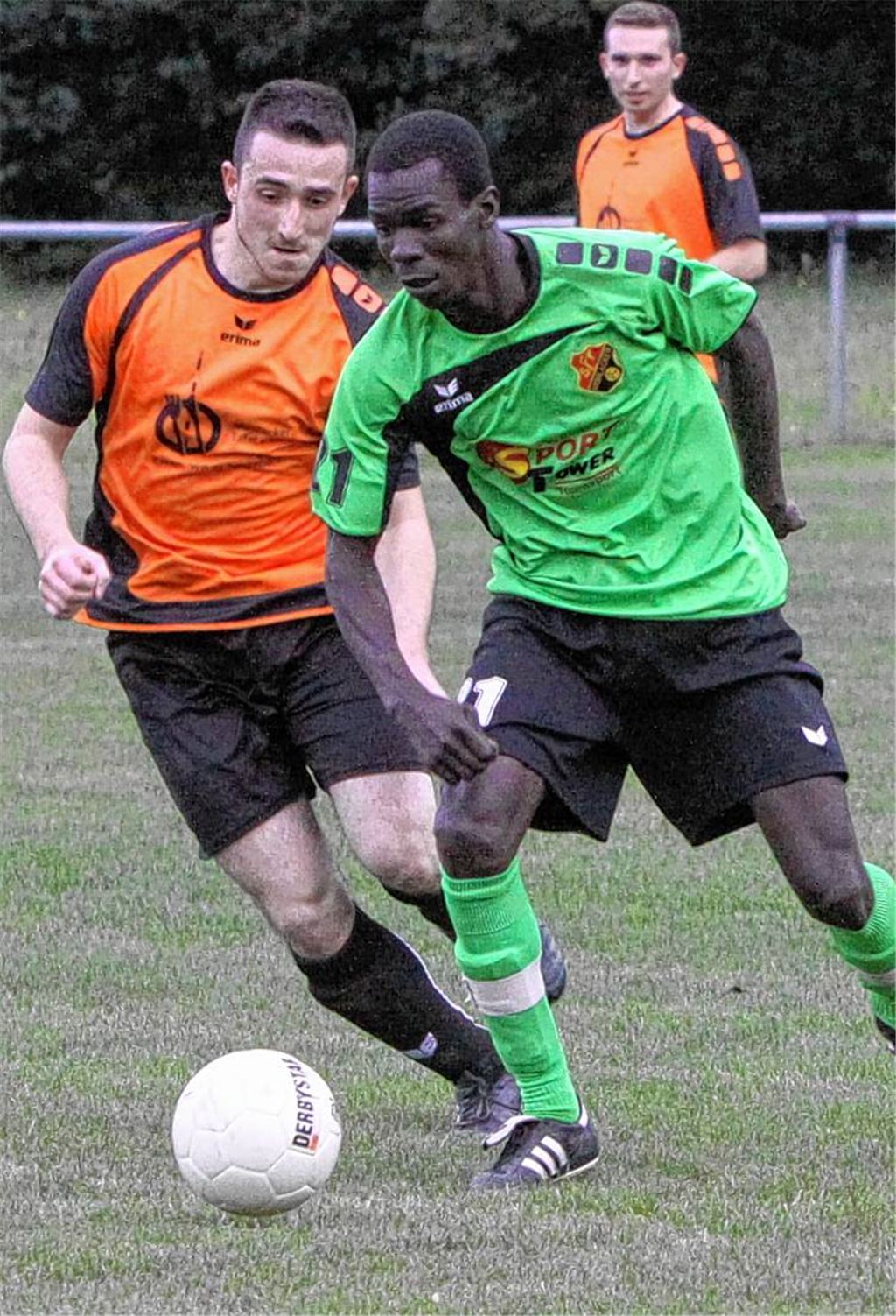 Das Hinspiel zwischen Türkischem SV Mühlacker (in Orange) und Sportfreunden war eine knappe Angelegenheit. Für das Wiedersehen übermorgen ist die Favoritenrolle klar vergeben. Foto: Eigner