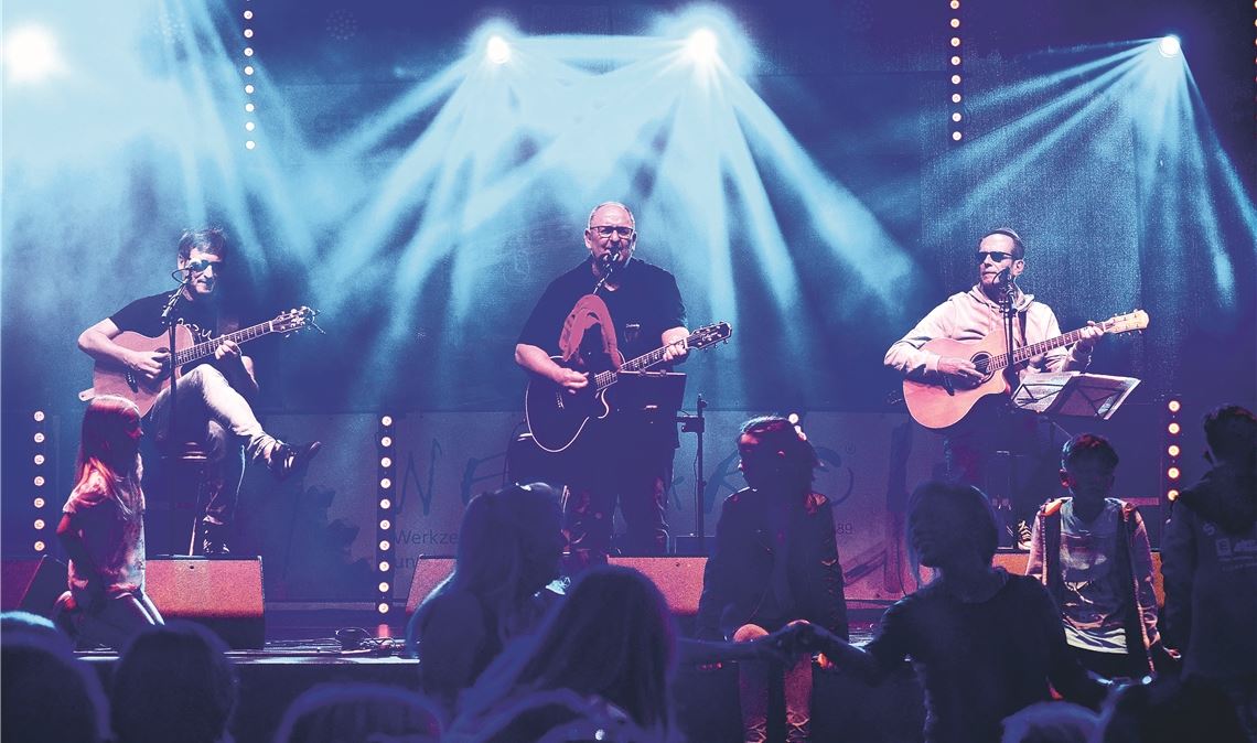 Das „Holztrio“ begeistert bei seinem Auftritt am Samstagabend seine zu Hunderten erschienenen Fans ebenso wie in alten Zeiten.Fotos: Stahlfeld