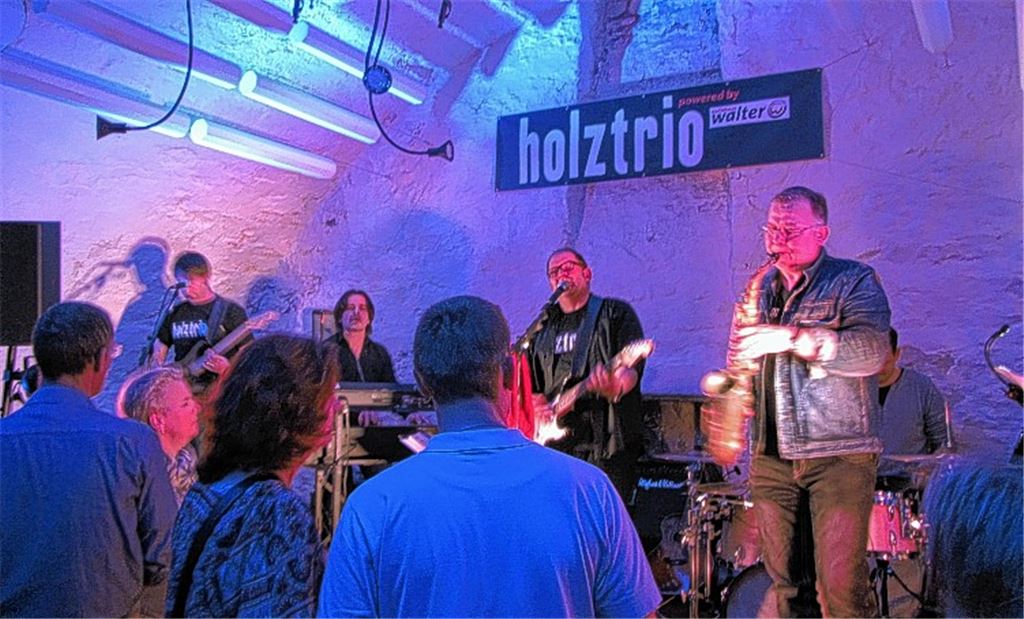 Das Holztrio und „Die Elektrischen Vier“ heizen in der Kloinen Kelter ein.