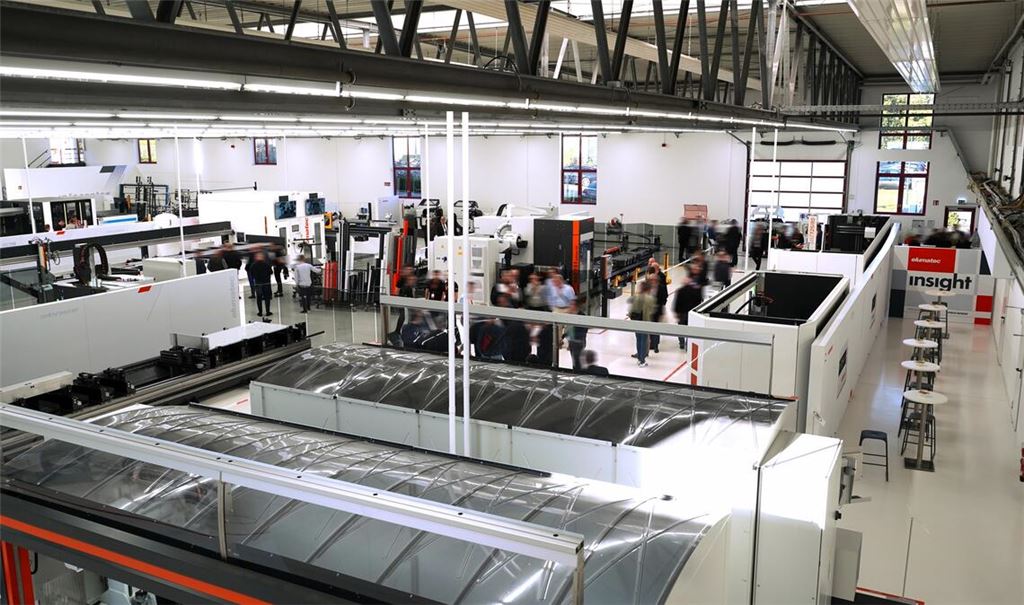 Das Infocenter der Lomersheimer elumatec AG bietet potenziellen Kunden die Möglichkeit, alle aktuellen Maschinen im Live-Betrieb zu erleben. Foto: elumatec AG