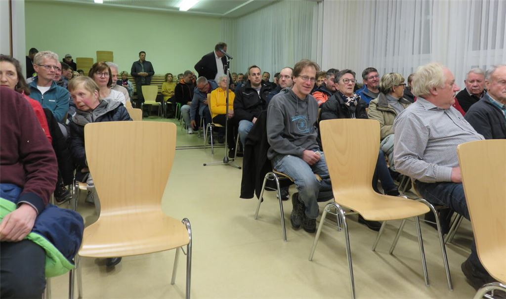 Das Interesse an der Einwohnerversammlung in Kleinvillars ist groß. Die meisten der Besucherinnen und Besucher kommen aus dem Waldenserort. Fotos: Becker