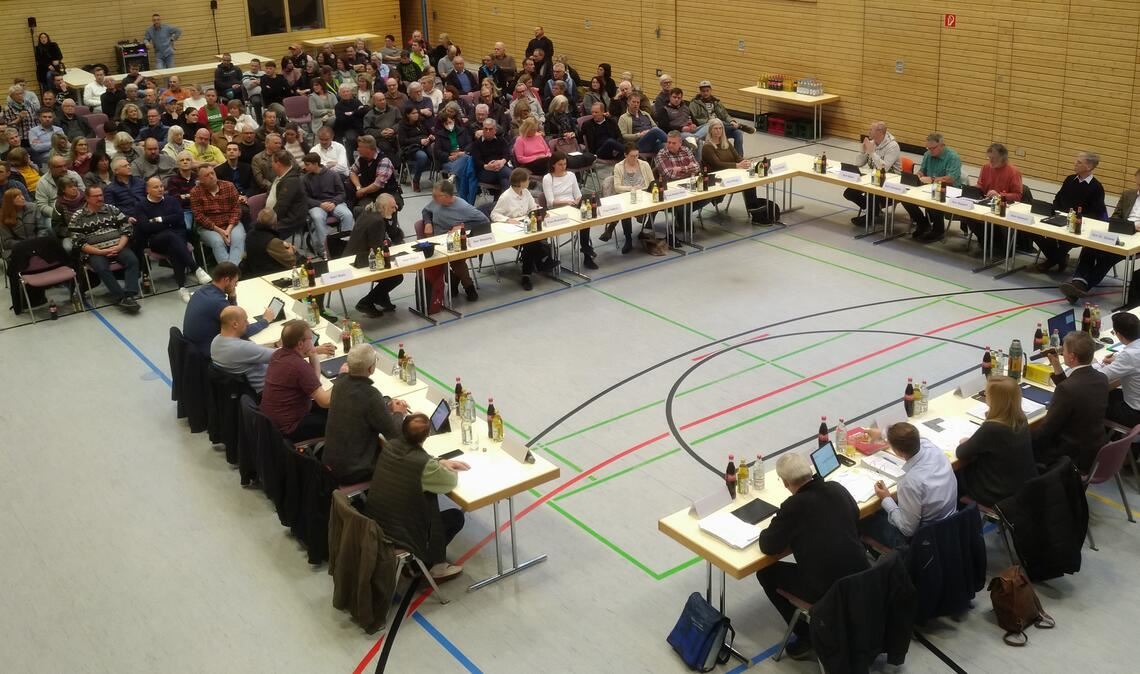 Das Interesse an der Gemeinderatssitzung in der Waldenserhalle in Pinache ist groß – kein Wunder, unter anderem geht es um Flüchtlingscontainer im Ortsteil. Foto: privat