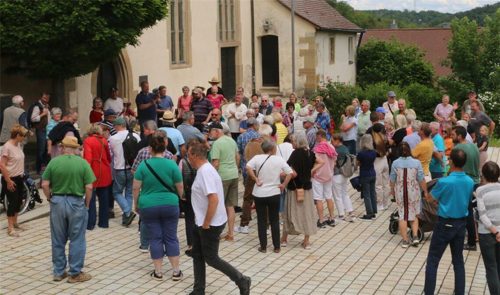 Das Interesse ist groß, und das Wetter passt: Die Ortsteilführung in Iptingen, die auf dem Kirchplatz startet, wird gut angenommen.