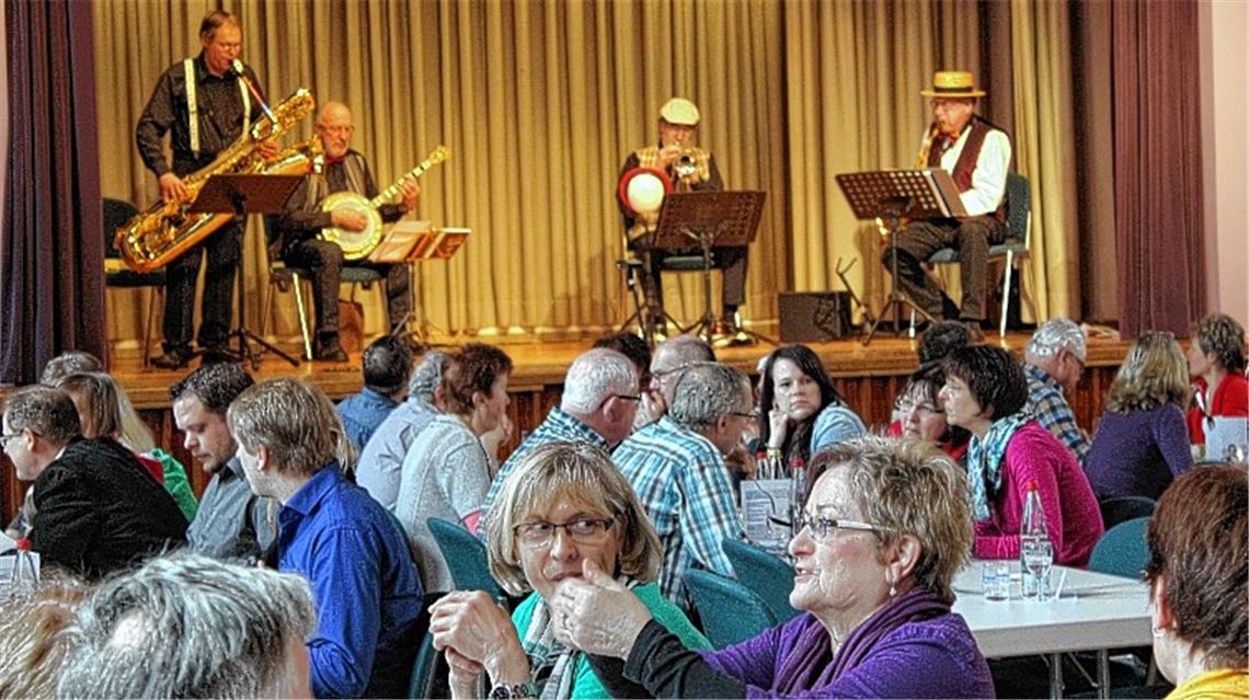 Das Jazzquartett „Radio Dixieland“ unterhält die Gäste in der Schützinger Festhalle.