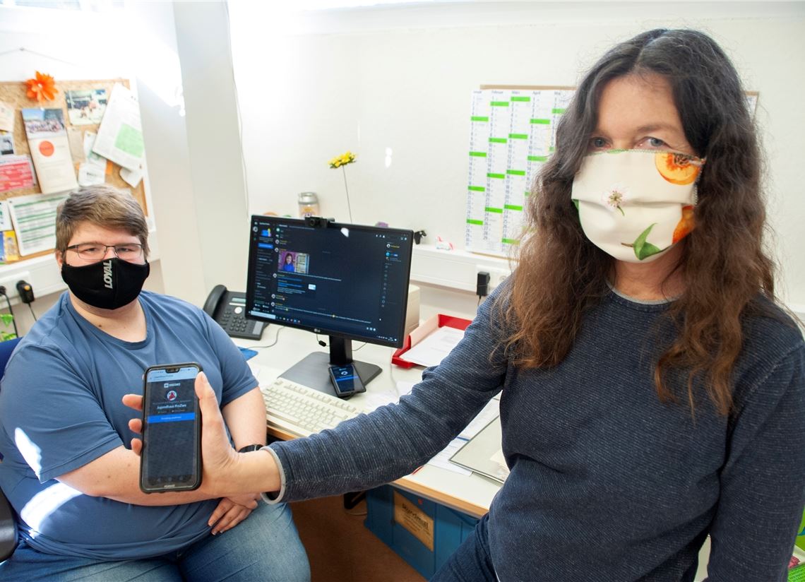 Das Jugendhaus – im Bild Leiterin Gudrun Gallus und „Bufdi“ Maximilian Nadler – setzt auf ein Online-Tool, um trotz Lockdown den Kontakt zu den Jugendlichen zu halten.Fotomoment