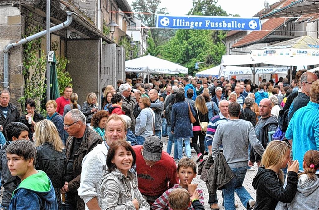 Das Jugendorchester des Musikvereins spielt auf der Bühne im Posthof auf.