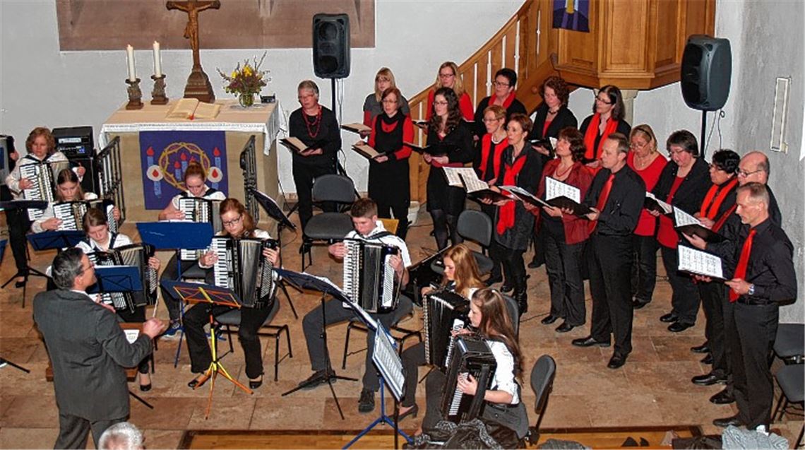 Das Jugendorchester unter Dirigent Michael Nagel musiziert zusammen mit dem Wurmberger Chor „Da Capo“. Mit ihrem gemeinsamen Auftritt endet das Konzert. Ohne Zugabe lassen die rundum begeisterten Zuhörer die Musiker und Sänger nicht gehen.