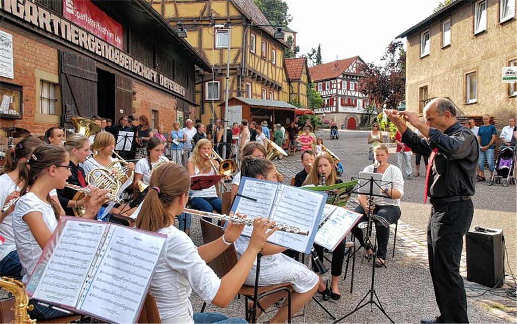 Das Jugendorchester unter der Leitung von Rainer Falk eröffnet den musikalischen Reigen. Fotos: Appich