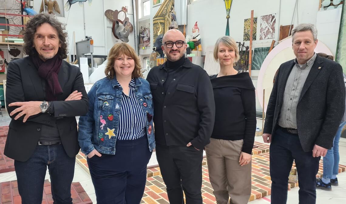 Das Jugendtheaterprojekt, das am 25. Juli Premiere im Stadttheater feiern wird, ist ein Herzensprojekt von Uwe Dürigen, Geschäftsführender Direktor (v.li.), Swantje Willems, Leiterin „Junges Theater“, Hakan T. Aslan, Regisseur und Choreograph, Meike Anna Stock, Theaterpädagogin, und Michael Erdmann vom Lions Club Pforzheim Enz. Foto: Metzbaur