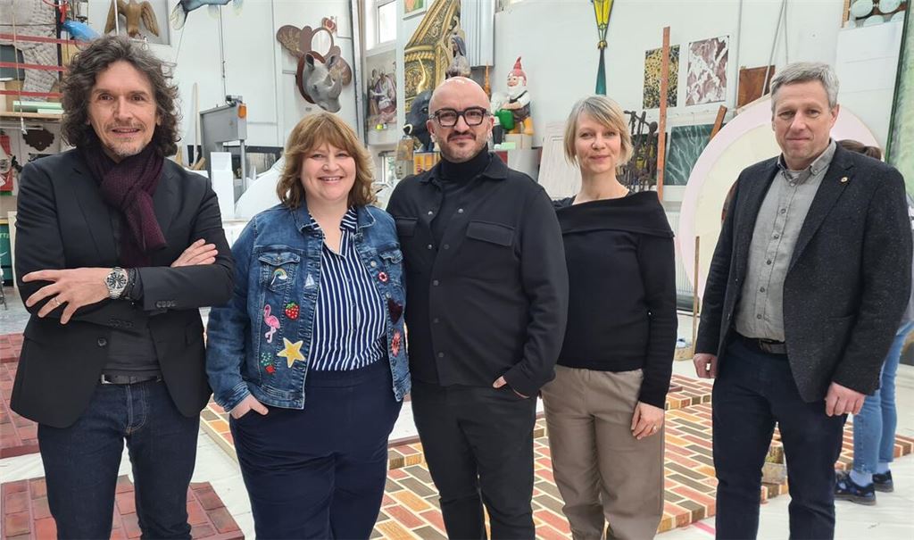 Das Jugendtheaterprojekt, das am 25. Juli Premiere im Stadttheater feiern wird, ist ein Herzensprojekt von Uwe Dürigen, Geschäftsführender Direktor (v.li.), Swantje Willems, Leiterin „Junges Theater“, Hakan T. Aslan, Regisseur und Choreograph, Meike Anna Stock, Theaterpädagogin, und Michael Erdmann vom Lions Club Pforzheim Enz. Foto: Metzbaur