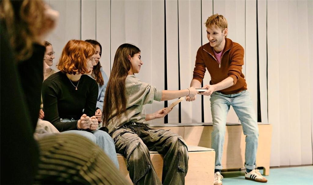 Das Junge Ensemble Stuttgart gibt vielerlei Warnungen für Besucher an: Etwa bei dem Stück „All das Schöne –  Solo mit Publikum von Duncan Macmillan mit Jonny Donahoe“.