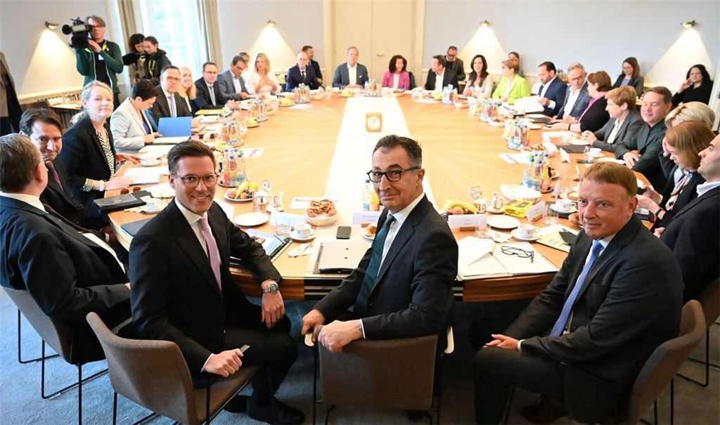 Das Kabinett Özdemir bei einer Sitzung: viele Stuttgarter, wenige Badener. Das führt auch zu Kritik. Foto: Katharina Kausche/dpa +++ dpa-Bildfunk +++