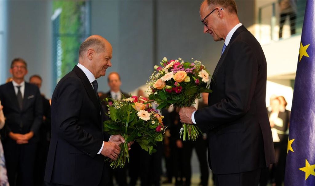 Das Kanzleramt hat SPD-Mann Scholz an seinen CDU-Nachfolger Merz übergeben - einfacher Abgeordneter bleibt er. (Archivbild)