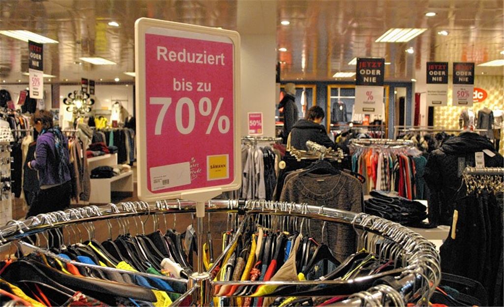 Das Kaufhaus Sämann lockt Schnäppchenjäger mit kräftigen Preisreduzierungen. Rechtes Bild: Im Sporthaus Bandle sind in diesen Tagen Ski und Skistiefel günstig zu bekommen. Fotos: Stahlfeld