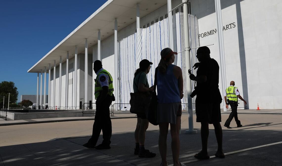 Das Kennedy Center informiert in Gerichtsdokumenten darüber, dass Trumps Name von seiner Fassade entfernt worden ist.