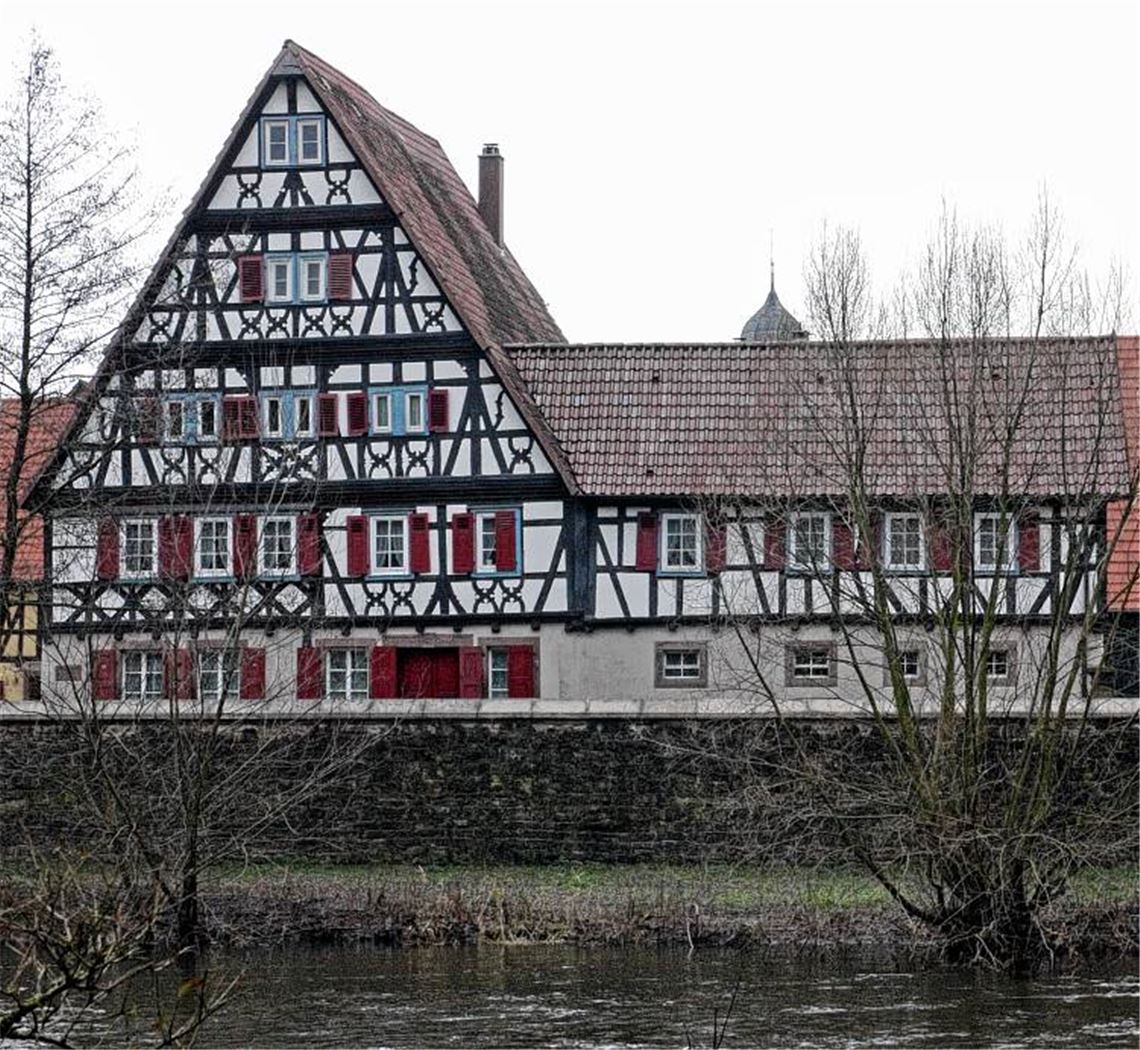 Das Kernerhaus an der Enz in Dürrmenz steht zum Verkauf. Der Charakter des 400 Jahre alten Hauses soll möglichst bewahrt werden.Foto: Goertz