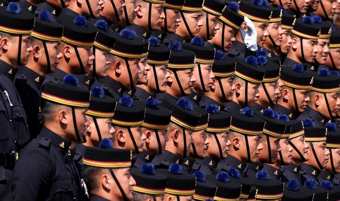 Das King's Gurkha Artillery Regiment bereitet sich auf das Gruppenfoto während des Besuchs von König Charles III. bei der King's Gurkha Artillery vor.