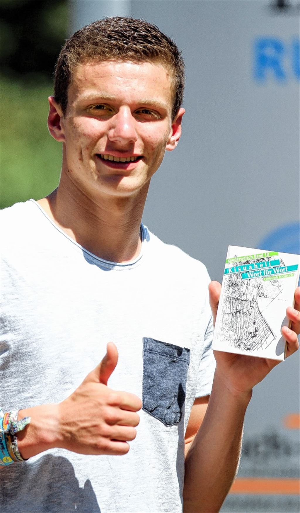 Das Kisuaheli-Lehrbuch kann Fabian Öhler gut gebrauchen. Foto: Goertz