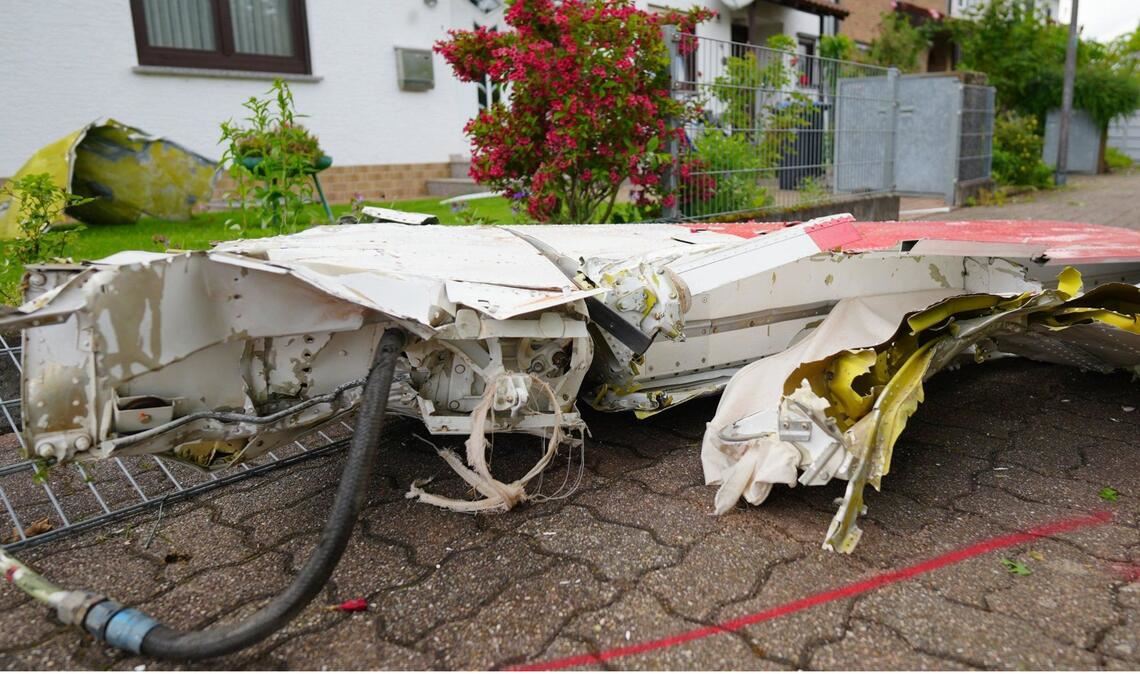 Das Kleinflugzeug ist mitten in ein Wohngebiet in Limburgerhof (Rheinland-Pfalz) gestürzt.