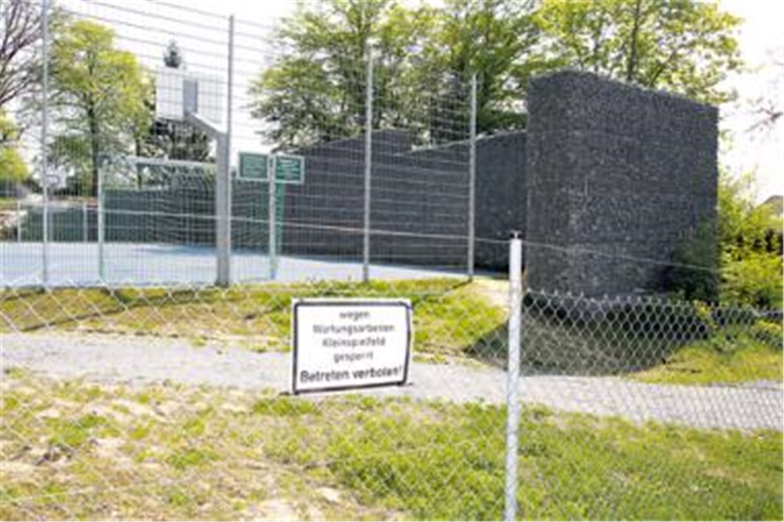 Das Kleinspielfeld der Schiller-Ganztagsschüler ist wegen Wartungsarbeiten gesperrt. Foto: Sadler
